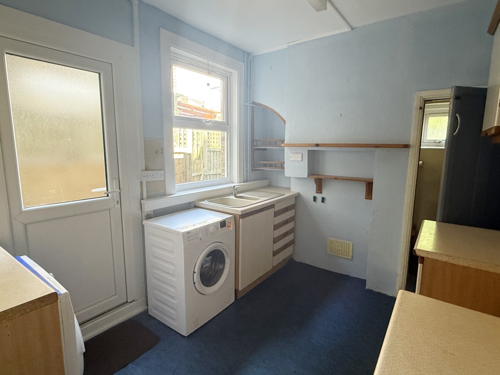 Lot: 136 - SEMI-DETACHED HOUSE IN NEED OF REFURBISHMENT - Kitchen in House in Need of Improvement